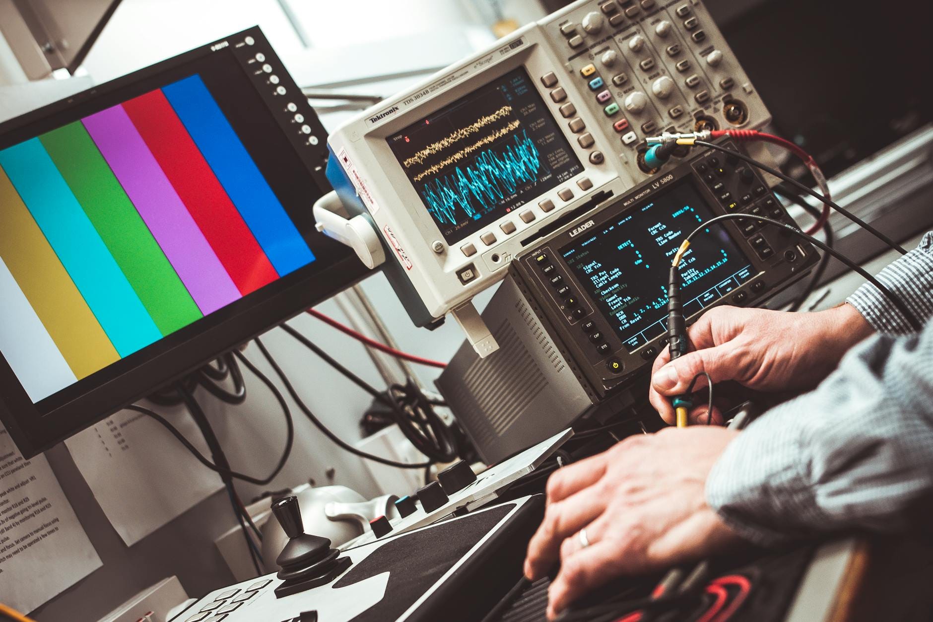 Technik przy stanowisku do pomiarów elektronicznych w laboratorium