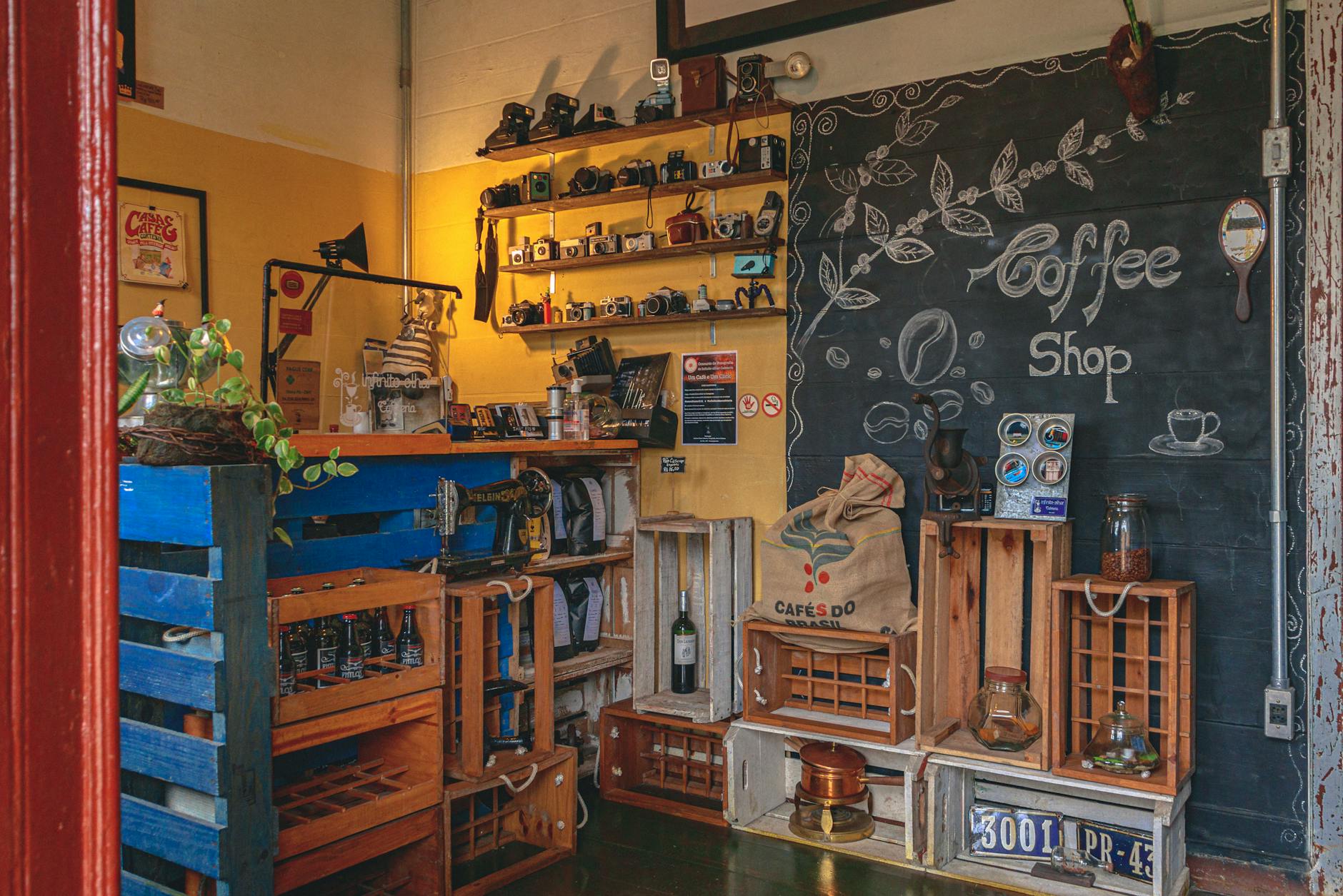 Klimatyczna kawiarnia w stylu vintage z retro aparatami i drewnianym wystrojem