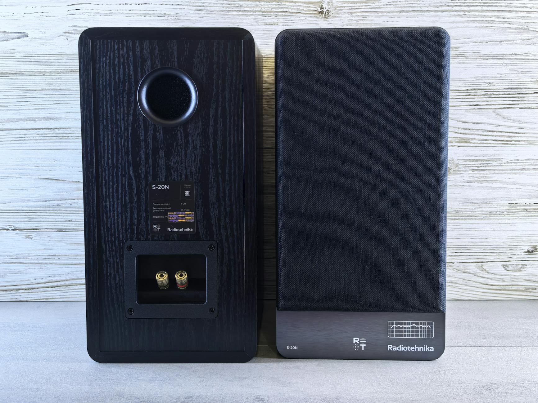 Kolumny stereo Radiotehnika S-20N w stylu vintage na drewnianym tle