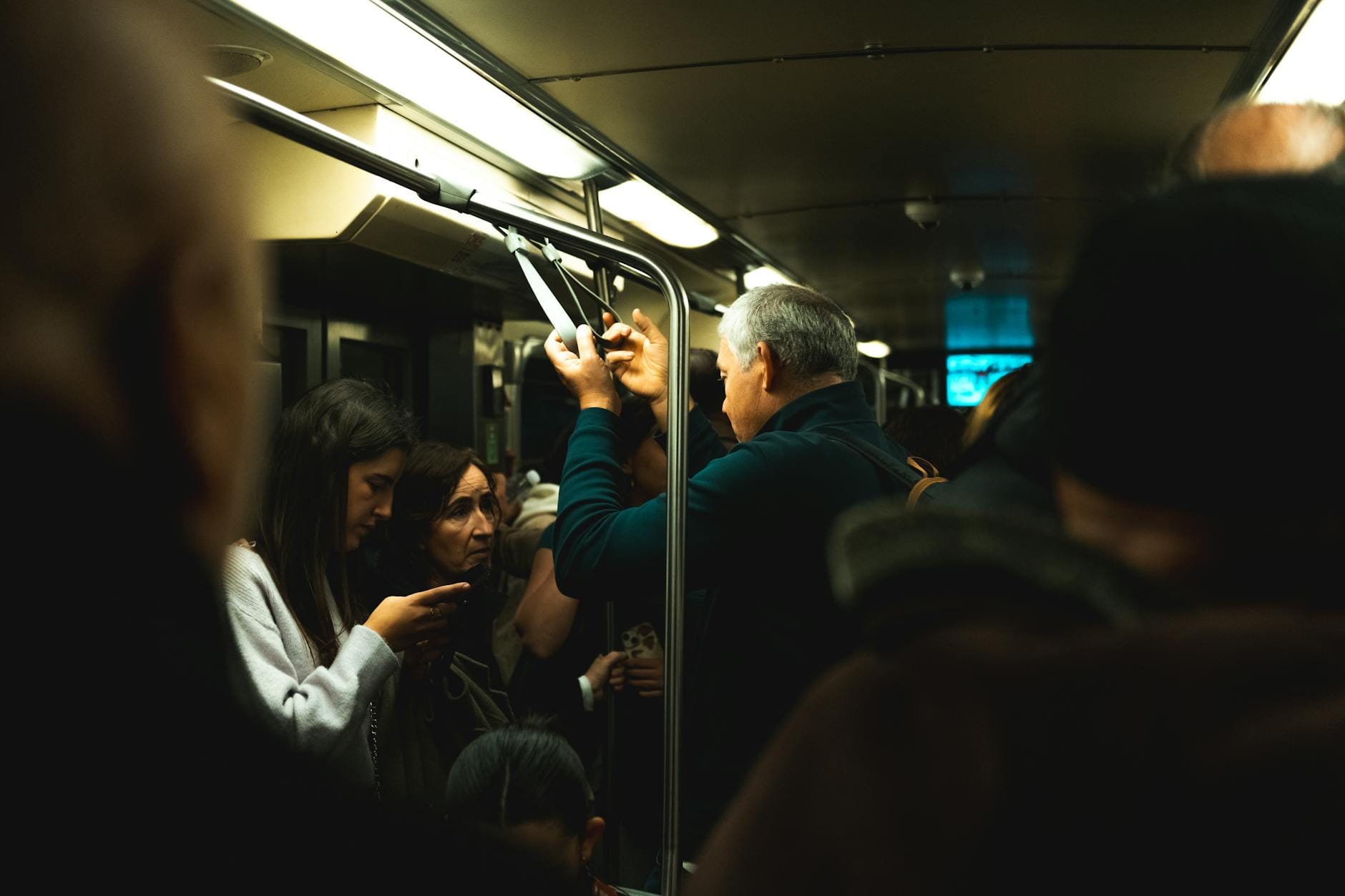 Jak planować miejskie podróże bez samochodu: praktyczny przewodnik po transporcie publicznym i pieszym zwiedzaniu Pasażerowie w zatłoczonym wagonie metra podczas codziennego dojazdu