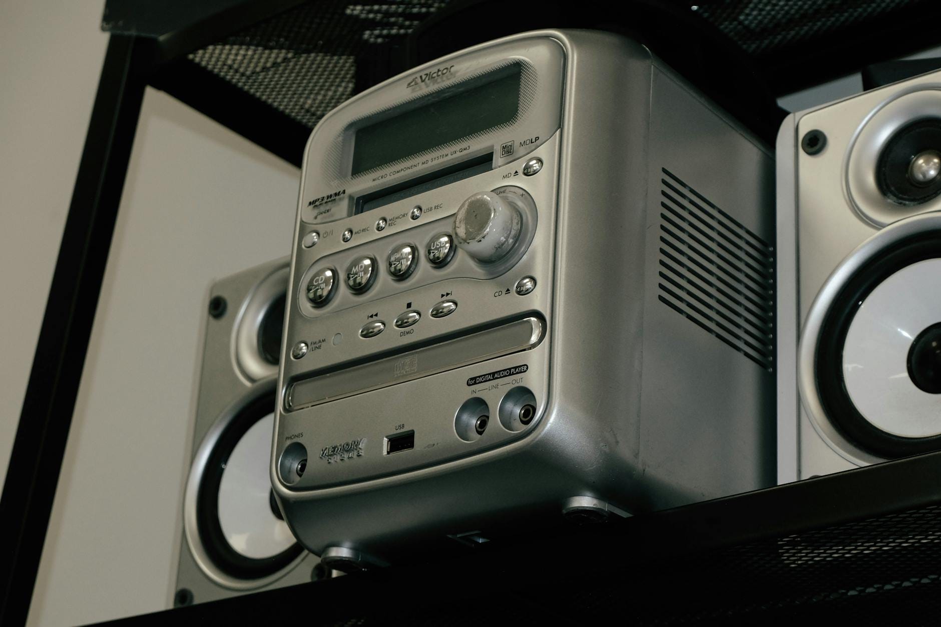 Srebrny vintage zestaw stereo z kolumnami na półce