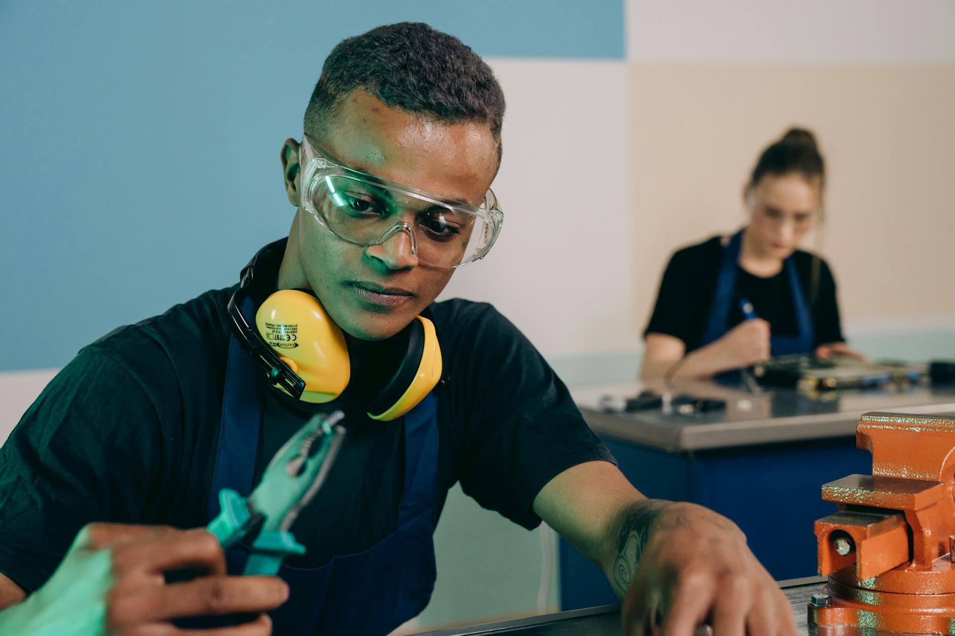 Technicy naprawiają sprzęt audio w nowoczesnym warsztacie serwisowym
