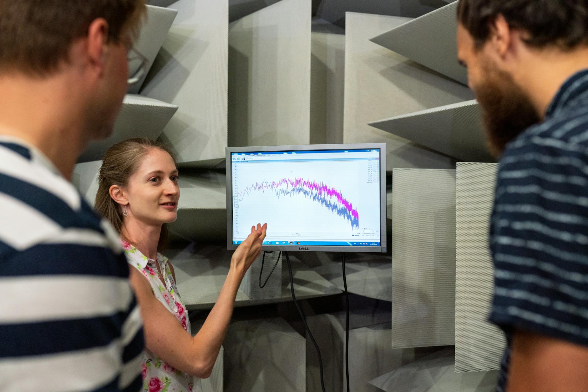 Test najpopularniejszych piankowych zawieszeń z aukcji internetowych – które rzeczywiście trzymają parametry katalogowe Inżynierowie analizują fale dźwiękowe na monitorze w studiu akustycznym