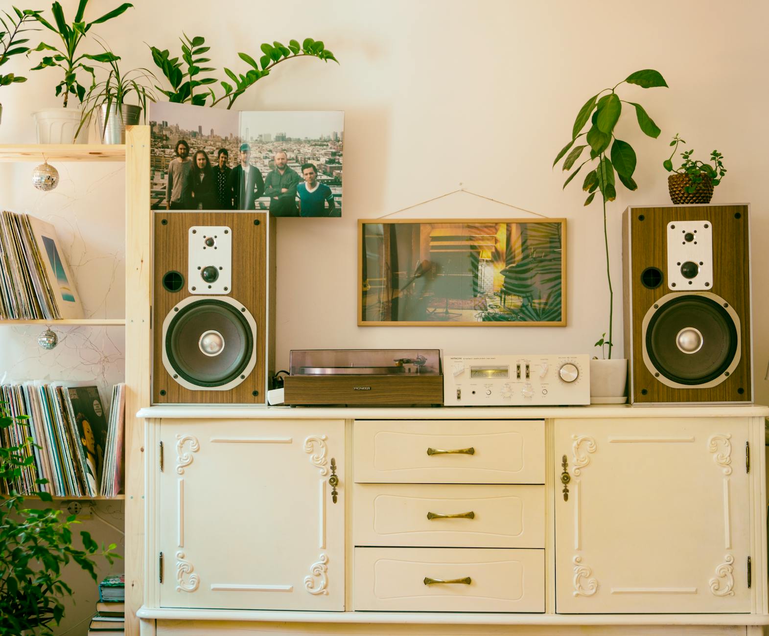 Retro zestaw stereo z kolumnami głośnikowymi w salonie z roślinami