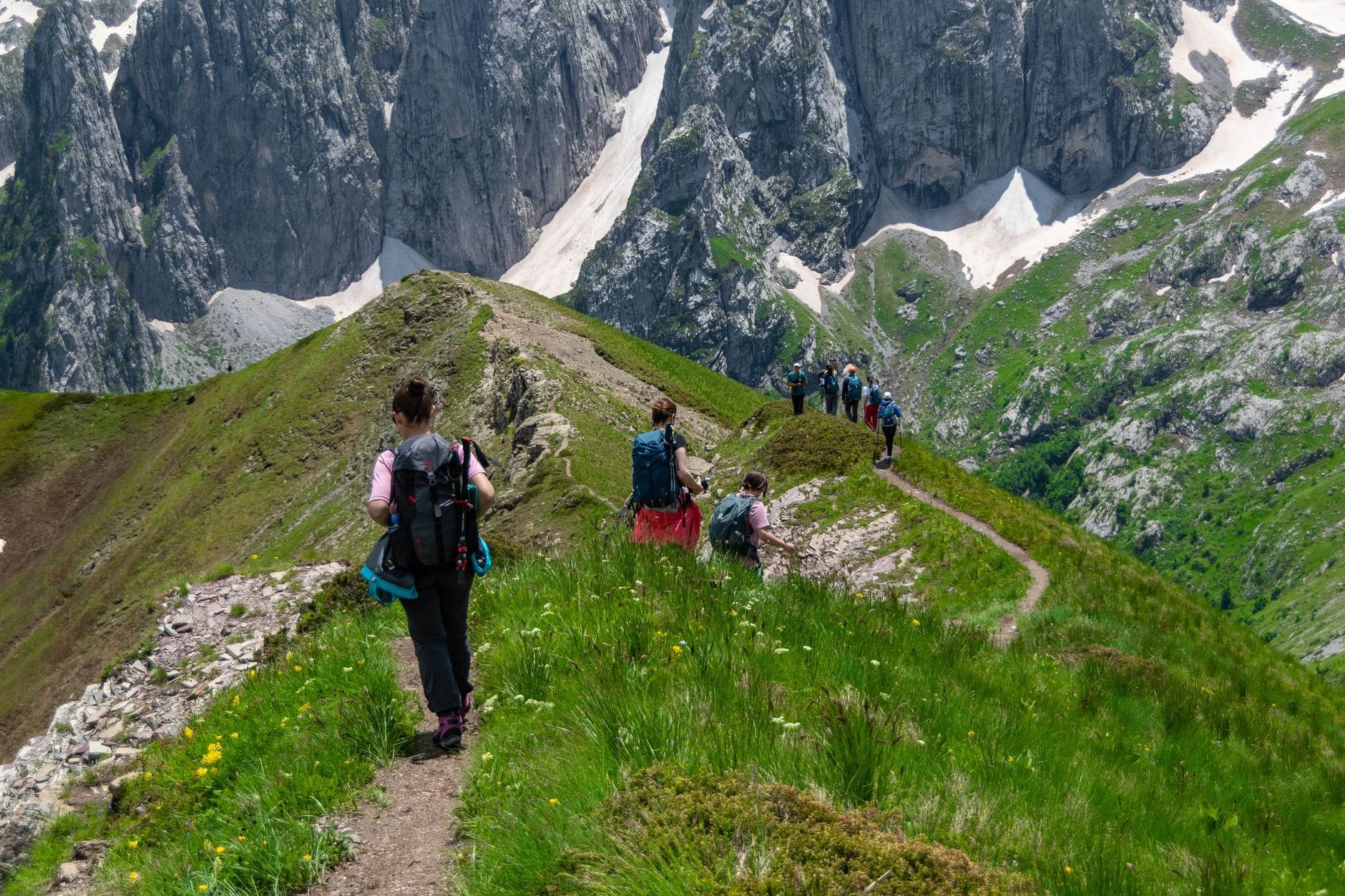 Weekend w Tatrach dla początkujących: łatwe szlaki, widokowe trasy i praktyczne porady Grupa początkujących turystów na górskim szlaku z widokiem na Tatry