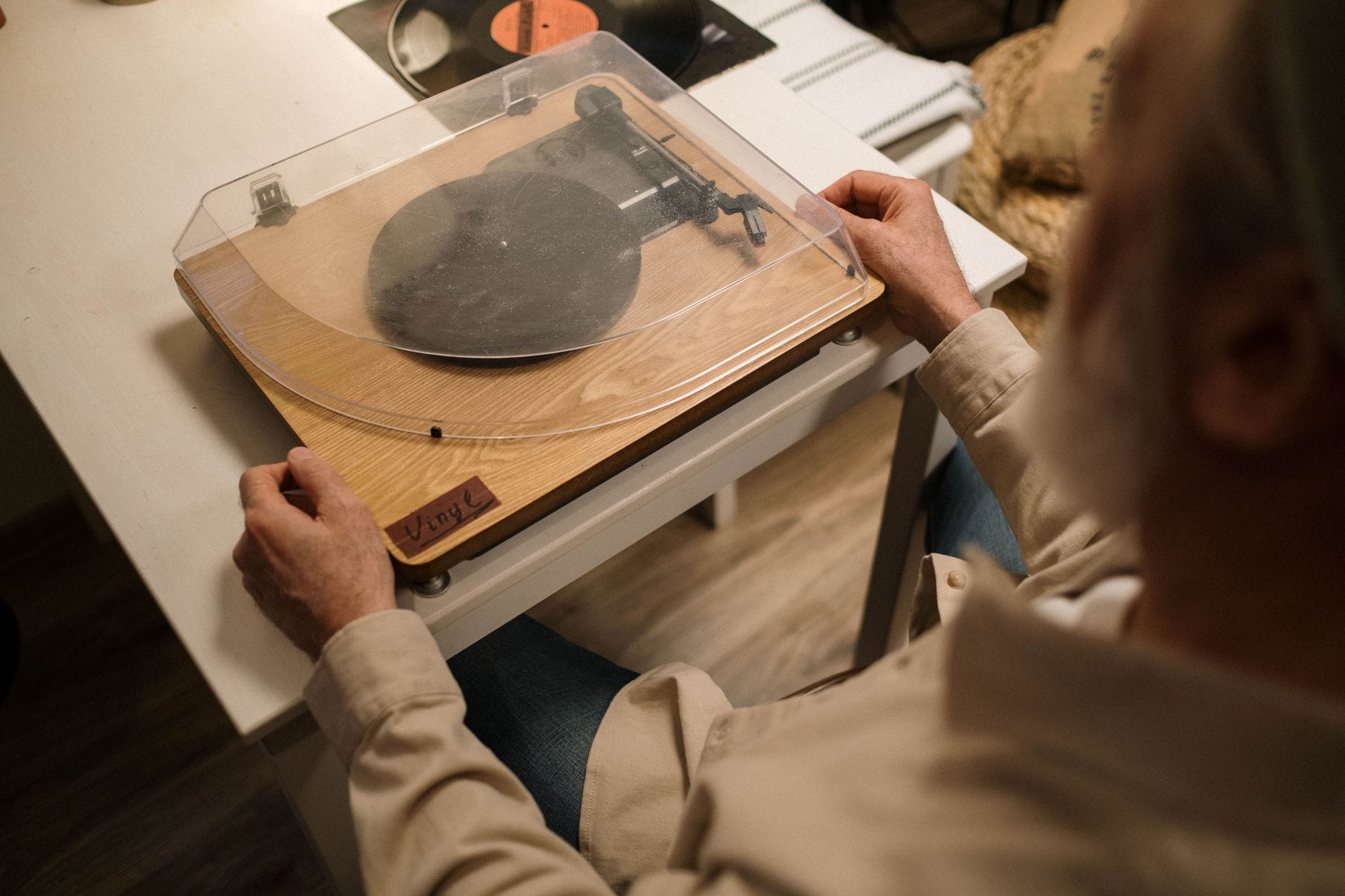 Porównanie jakości odsłuchu z gramofonu vintage przed i po kompleksowej renowacji ramienia