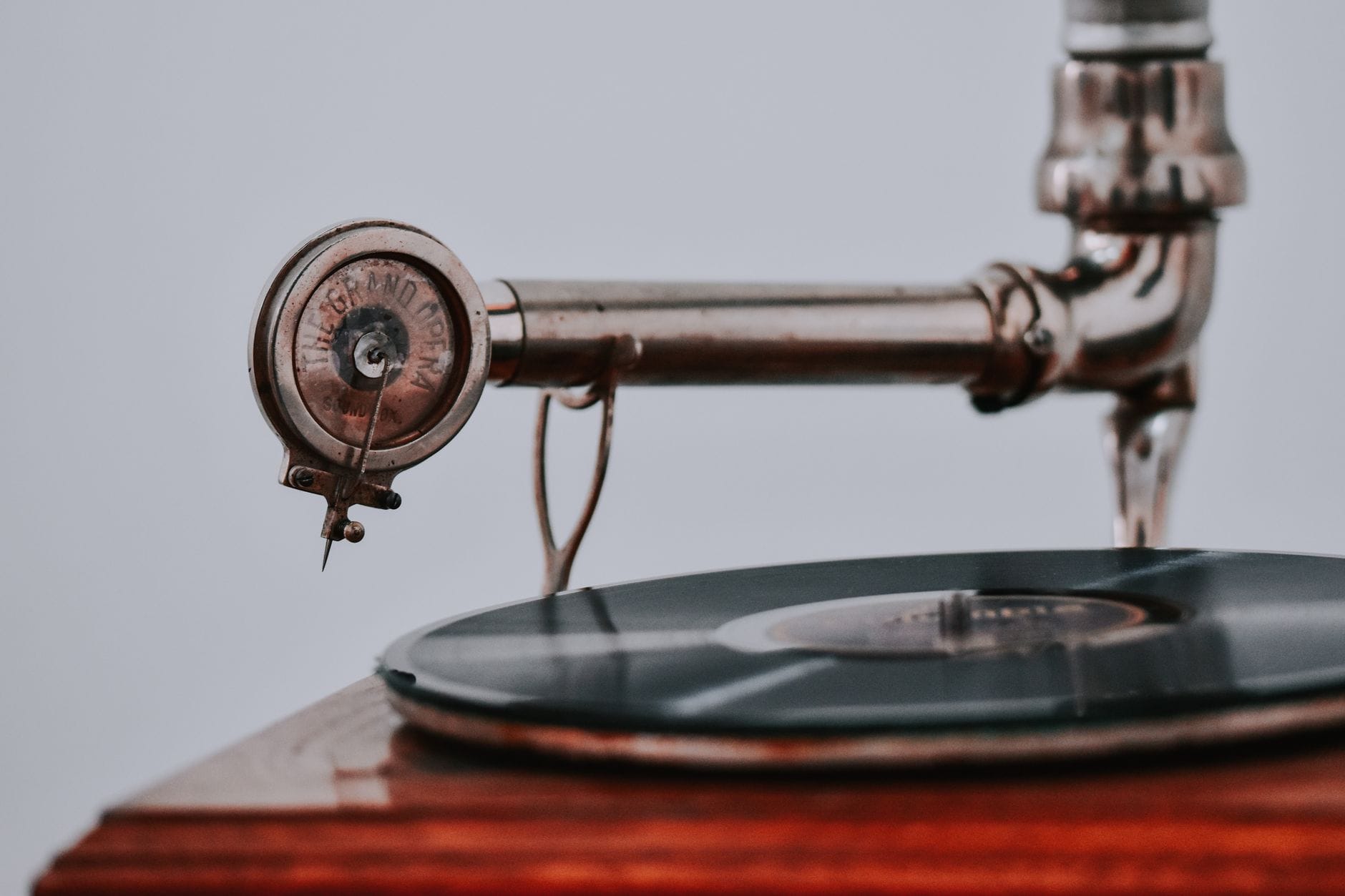 Porównanie jakości odsłuchu z gramofonu vintage przed i po kompleksowej renowacji ramienia