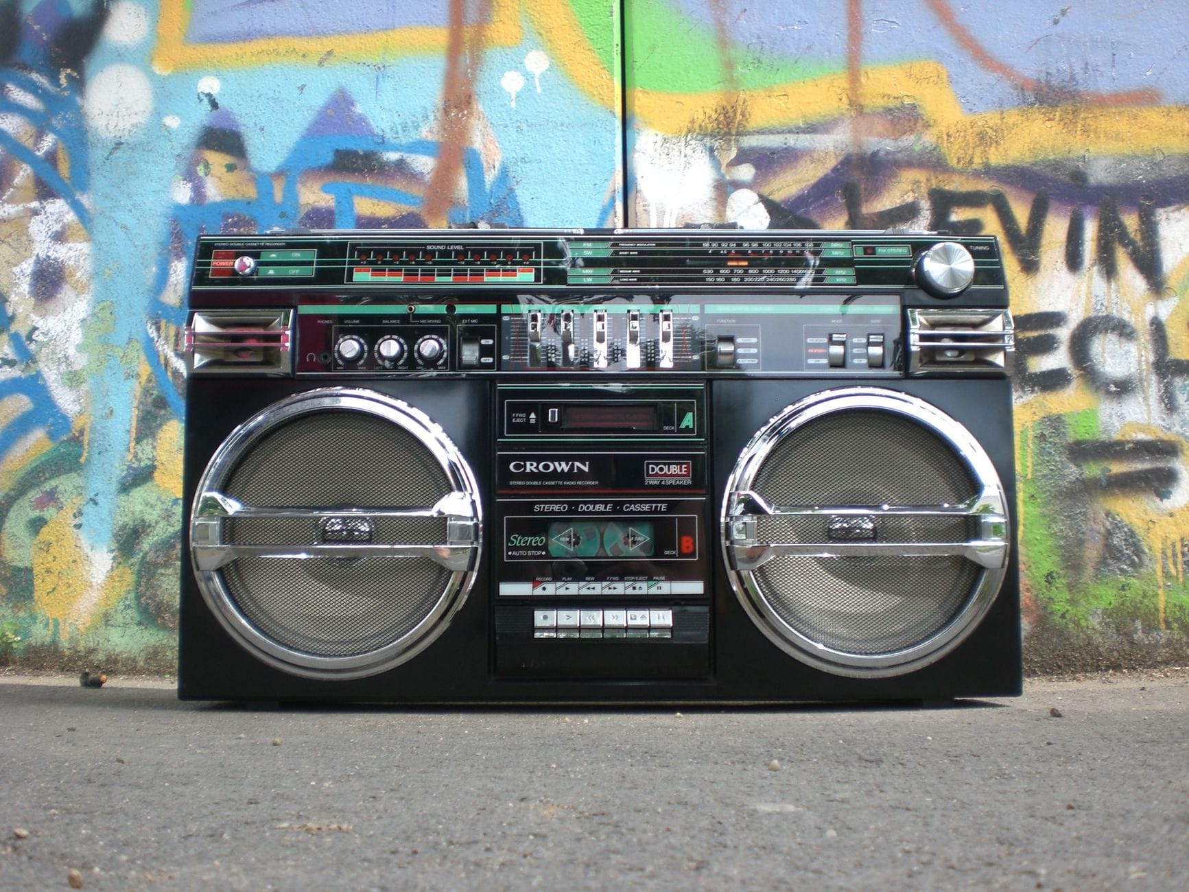 Zabytkowy boombox na tle kolorowej ściany z graffiti