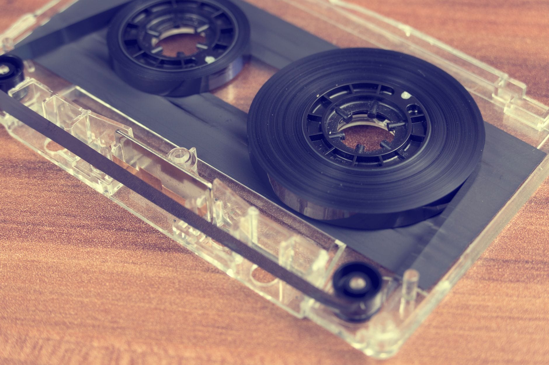 Zbliżenie na retro kasetę magnetofonową na drewnianym blacie