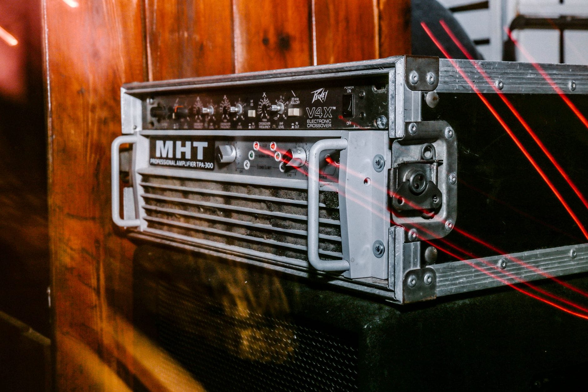 Jak dobór wewnętrznego okablowania wpływa na przejrzystość i dynamikę brzmienia starych kolumn Zbliżenie wnętrza retro wzmacniacza MHT w metalowej obudowie