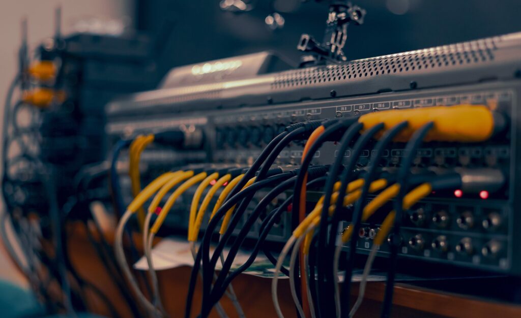 Mikser audio z przewodami w profesjonalnej konfiguracji nag